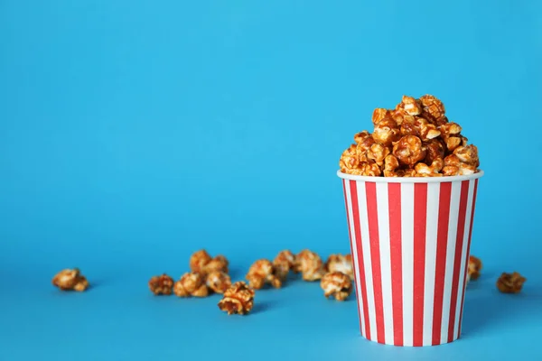 Caramel Popcorn Papier Cup Achtergrond Kleur Ruimte Voor Tekst — Stockfoto