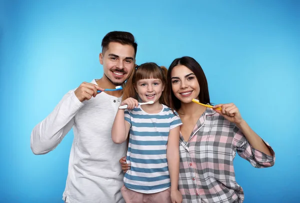 Menina Seu Pai Escovando Dentes Juntos Fundo Cor — Fotografia de Stock