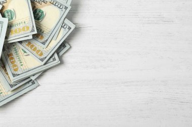 Birçok doları banknot ve ahşap arka plan, üstten görünüm üzerinde metin için yer
