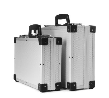 Beyaz arka plan üzerinde iki alüminyum zor vakaları