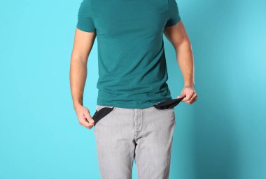 Adam boş cepler renk arka planda, closeup gösterilen