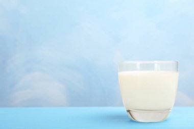 Cam masa renk arka plan üzerinde taze sütlü. Metin için yer