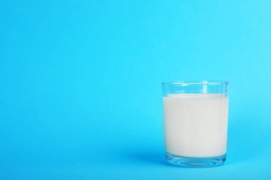 Cam renk arka plan üzerinde taze sütlü. Metin için yer