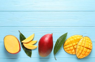 Renk ahşap arka plan üzerinde mango ile düz yatıyordu kompozisyon. Metin için yer