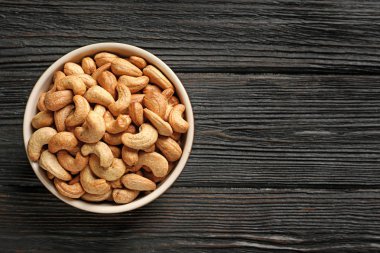 Ahşap masa, üstten görünüm kaşu fındık ile top. Metin için yer