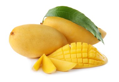 Taze sulu mango ve yaprak üzerinde beyaz izole