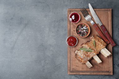 Gri arka plan üzerinde ızgara et ile düz yatıyordu kompozisyon. Metin için yer