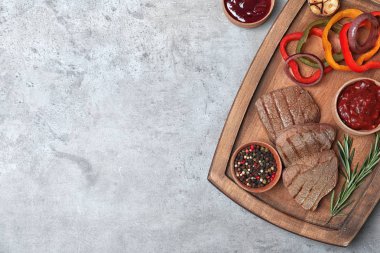 Gri arka plan üzerinde ızgara et ile düz yatıyordu kompozisyon. Metin için yer