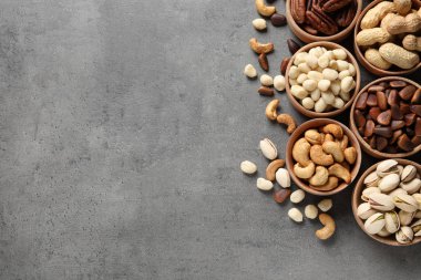 Organik fındık ve gri arka plan, üstten görünüm üzerinde metin için yer düz yatıyordu kompozisyonu. Çerez karması