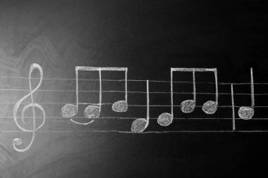 Müzik ölçek tiz nota anahtarı ve kara tahta, üstten görünüm ile ilgili notlar