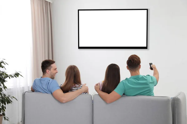 Τους Φίλους Βλέποντας Τηλεόραση Στον Καναπέ Στο Σπίτι Κοροϊδεύω Για — Φωτογραφία Αρχείου