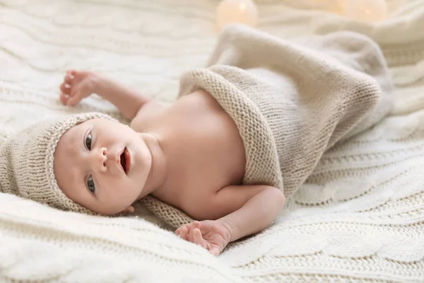 Adorável Bebê Recém Nascido Chapéu Deitado Cama — Fotografia de Stock