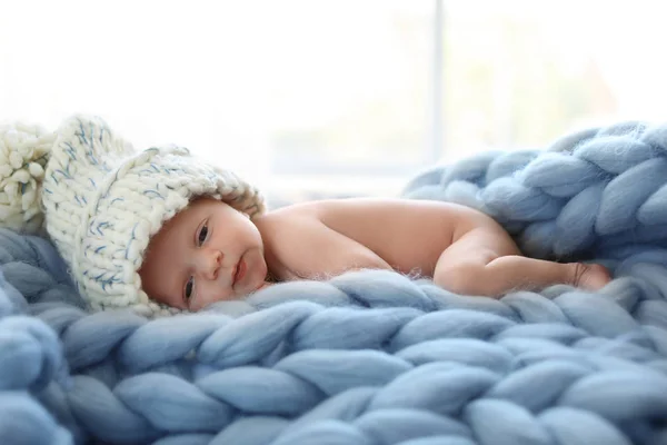 Очаровательный Новорожденный Ребенок Большой Шляпе Лежит Трикотажном Одеяле Помещении — стоковое фото