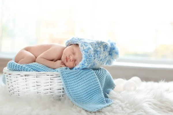 Adorável Bebê Recém Nascido Deitado Cesta Com Xadrez Malha Dentro — Fotografia de Stock