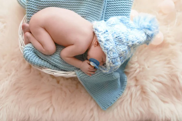 Bebê Recém Nascido Adorável Deitado Cesta Com Xadrez Malha Tapete — Fotografia de Stock