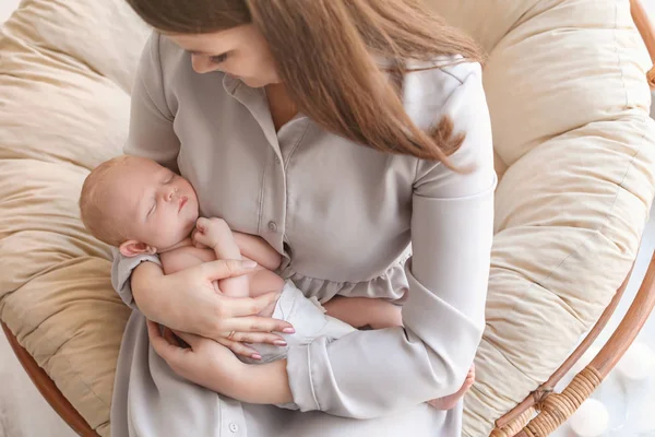 Ibu Muda Dengan Bayinya Yang Baru Lahir Kursi Rumah — Stok Foto