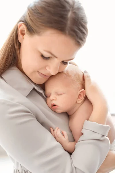 Jonge Moeder Met Haar Pasgeboren Baby Fauteuil Thuis — Stockfoto