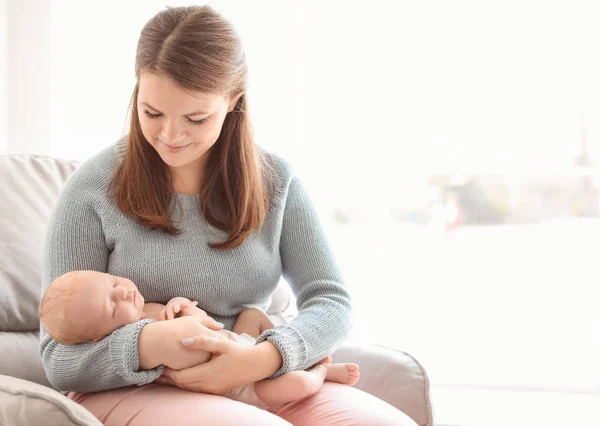 Jeune Mère Avec Son Nouveau Dans Fauteuil Maison — Photo