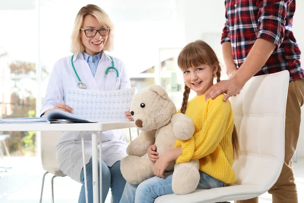 Meisje Met Vader Bezoeken Van Kinder Arts Het Ziekenhuis — Stockfoto