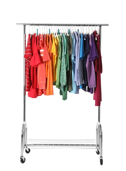 Armadio Rack Con Diversi Vestiti Colorati Sfondo Bianco — Foto Stock