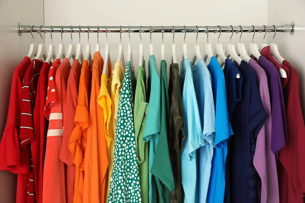 Hangers Met Verschillende Kleurrijke Kleding Rack Garderobe — Stockfoto