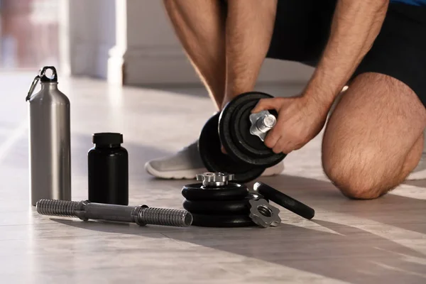 Atleta Masculino Montando Haltere Ajustável Perto Garrafa Peças Frasco Proteína — Fotografia de Stock