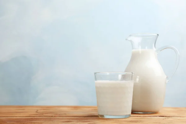 Glas Kruik Van Verse Melk Houten Tafel Tegen Een Achtergrond — Stockfoto