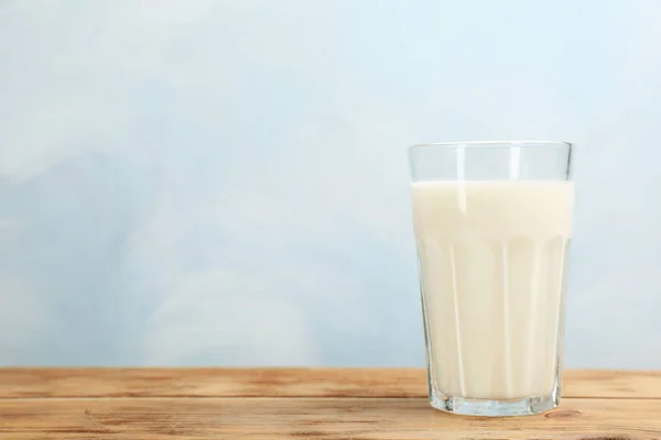 Glas Med Färsk Mjölk Bordet Mot Färgbakgrund Utrymme För Text — Stockfoto
