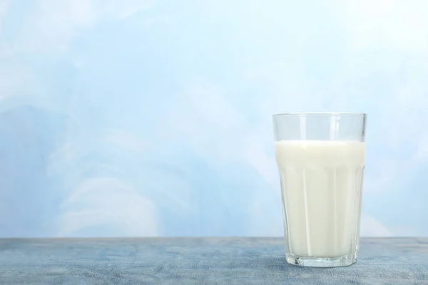 Ποτήρι Φρέσκο Γάλα Στο Τραπέζι Ενάντια Έγχρωμο Φόντο Χώρο Για — Φωτογραφία Αρχείου