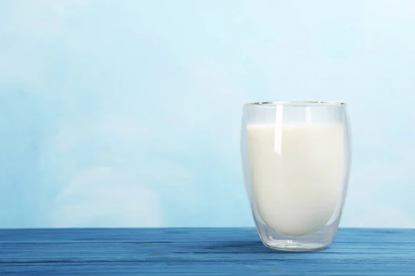 Glas Met Verse Melk Tafel Tegen Een Achtergrond Met Kleur — Stockfoto