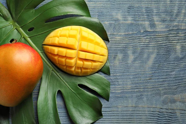 Mango Tropikal Yaprak Ahşap Arka Plan Üzerinde Düz Yatıyordu Kompozisyon — Stok fotoğraf