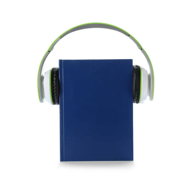 Auriculares Modernos Con Libro Tapa Dura Sobre Fondo Blanco — Foto de Stock