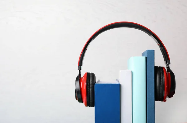 Auriculares Modernos Con Libros Tapa Dura Sobre Fondo Claro Primer —  Fotos de Stock