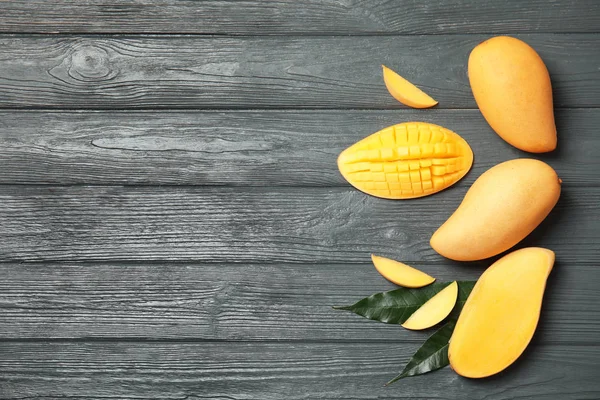 Plat Lag Samenstelling Met Mango Houten Achtergrond Ruimte Voor Tekst — Stockfoto