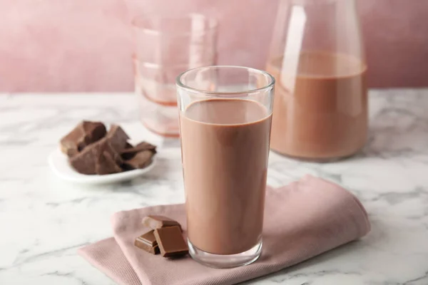 Glas Med Läckra Choklad Mjölk Marmorbord Mejeri Drink — Stockfoto