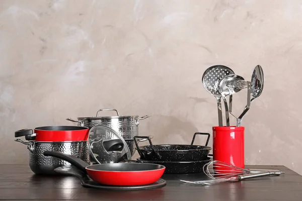 Conjunto Utensílios Cozinha Limpos Utensílios Mesa Contra Fundo Cor Espaço — Fotografia de Stock