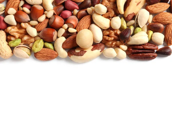 Beyaz arka plan, üstten görünüm karışık organik fındık. Metin için yer