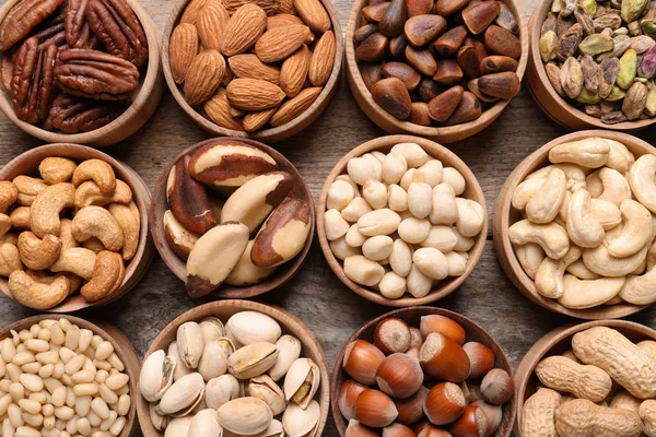 Plat Lag Samenstelling Met Organische Noten Houten Achtergrond Bovenaanzicht Snack — Stockfoto