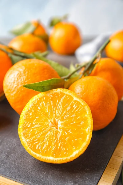 Deska Zralé Mandarinky Stole Closeup Citrusové Plody — Stock fotografie