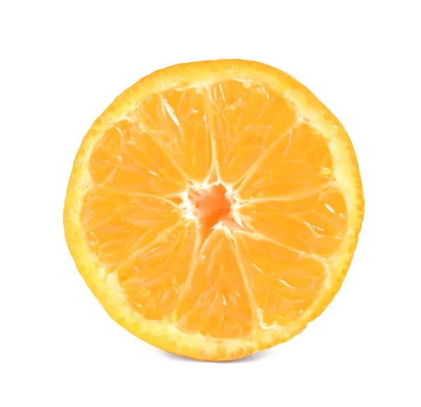白い背景の完熟みかんをカットします 柑橘系の果物 — ストック写真
