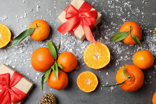 Vánoční Složení Zralé Mandarinky Dárkové Krabice Šedém Pozadí Ploché Rozložení — Stock fotografie