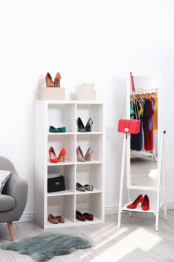 Ayakkabı ve çantalar şık giyinme odası iç ile birim raf