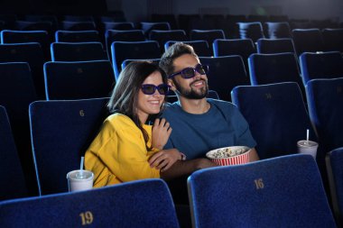 Sinema tiyatro film izlerken patlamış mısır ile genç çift