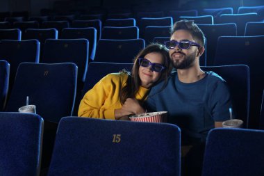 Sinema tiyatro film izlerken patlamış mısır ile genç çift
