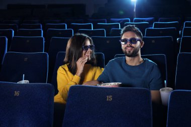 Sinema tiyatro film izlerken patlamış mısır ile genç çift