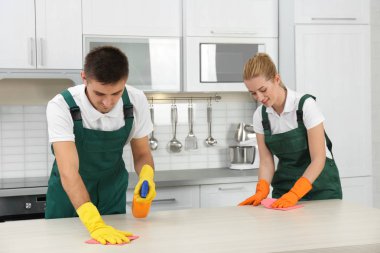 Erkek hademe fırın tepsisi mutfakta sünger ile Temizleme