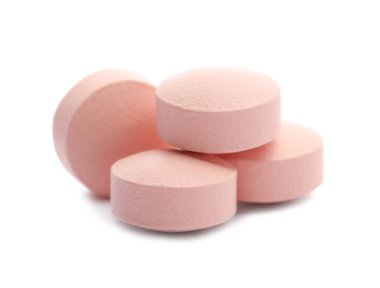 Beyaz arka plan üzerinde renkli hapları yığını