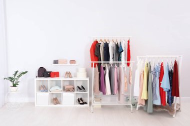 Şık giyinme odası iç giyim ile rafları