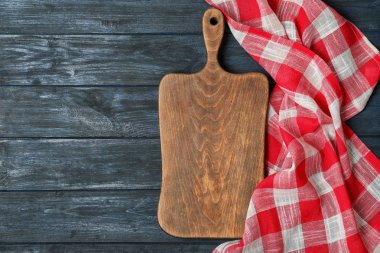 Yönetim Kurulu ve metin için yer ahşap arka planda, üstten görünüm hizmet ile kumaş peçete