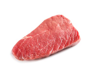 Beyaz arka plan üzerinde ham sığır eti parçası. Doğal gıda protein yüksek